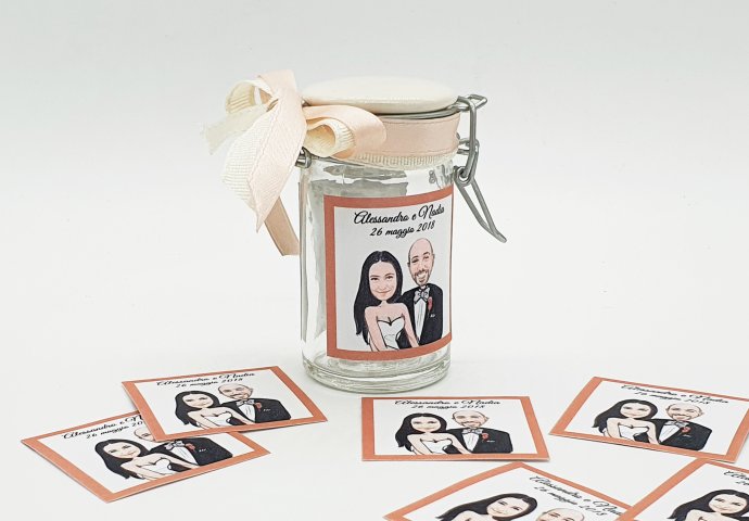 Barattolino di vetro porta confetti completo di etichetta adesiva personalizzata con scenetta caricatura fedele di sposa con sposo