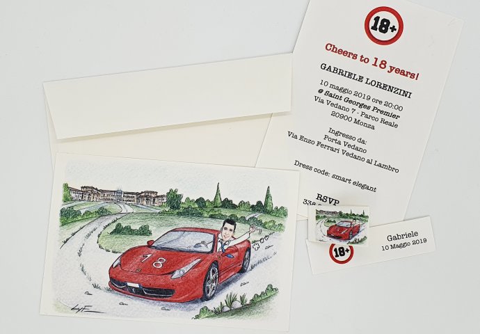 Invito cartolina compleanno con disegno scenetta caricatura fedele ragazzo sulla sua macchina che sfreccia. Nello sfondo il parco della Villa Reale di Monza