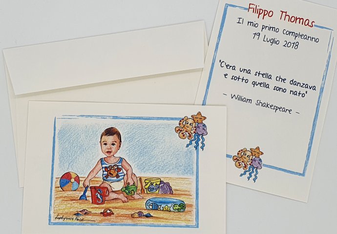 Invito cartolina compleanno 1 ANNO con disegno scenetta caricatura fedele di bimbo che gioca nella spiaggia. Grafica con personaggi marini