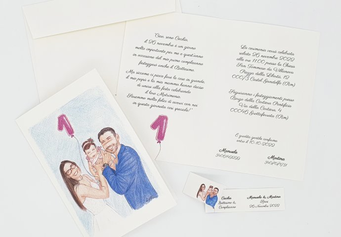 Invito standard a libro con disegno in stile caricatura fedele di sposi teneramente abbracciati con figlioletta che festeggia un anno. 