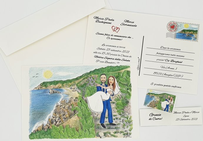 Partecipazione nozze stile cartolina con disegno caricatura fedele di sposa in braccio allo sposo. Sfondo mare