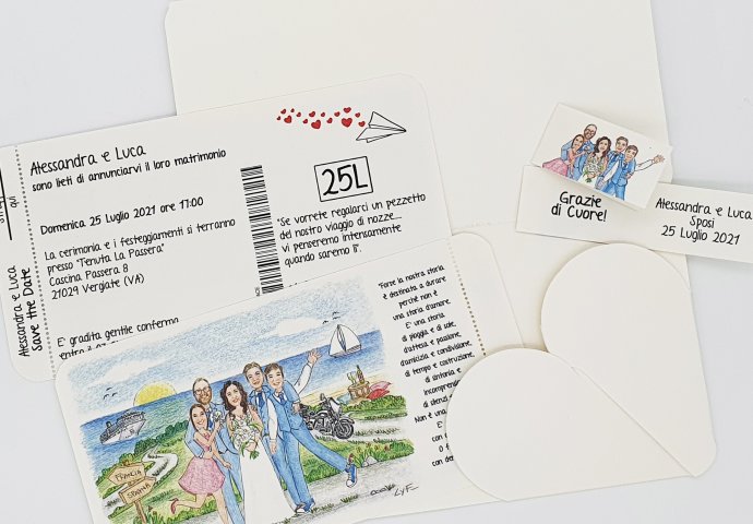 Partecipazione matrimonio voucher con pattella personalizzato con disegno caricatura fedele di sposi insieme ai figli. Nello sfondo la moto dello sposo e il mare con una nave da crociera. 