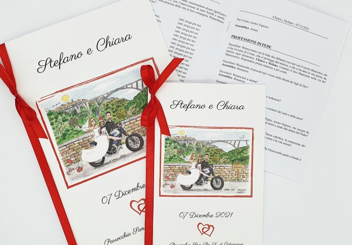 Libretto messa personalizzato con stampa disegno sposi che corrono in moto con il loro amico a 4 zampe e i testi forniti