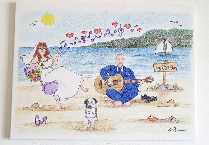 Tela 70X50 spessore 2cm con stampa disegno caricatura fedele di sposi in spiaggia. Sposa seduta su una nota, lo sposo suona la chitarra e l'amico a 4 zampe porta il cuscino delle fedi.