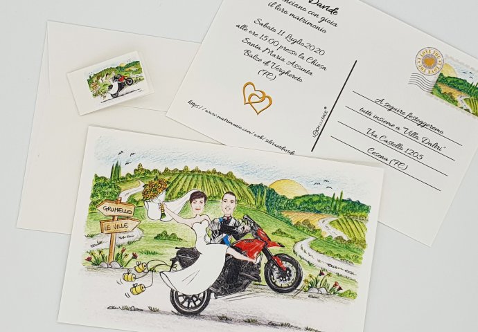 Partecipazione nozze stile cartolina con disegno caricatura fedele di sposi che sfrecciano in moto