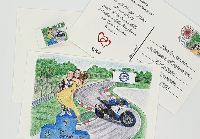 Partecipazione nozze stile cartolina con disegno caricatura fedele di sposa in braccio allo sposo sul podio in una pista di moto