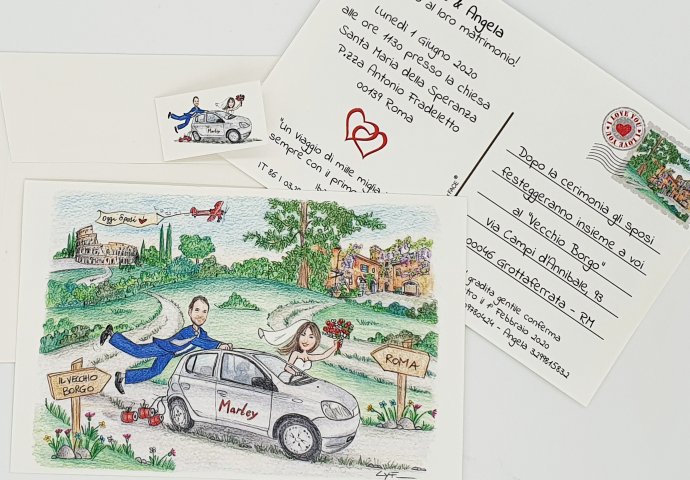 Partecipazione nozze stile cartolina con disegno caricatura fedele di sposa che sfreccia con la macchina mentre lo sposo svolazza attaccato al tettuccio