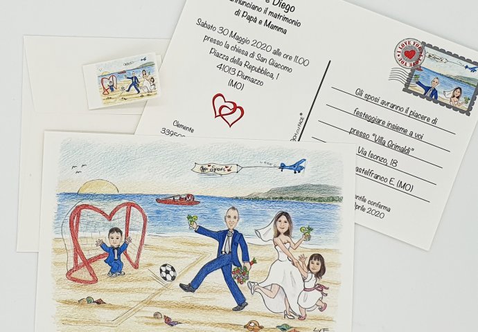 Partecipazione nozze stile cartolina con disegno caricatura fedele di sposi con figlia in spiaggia mentre lo sposo fa un tiro in porta e la mamma balla con la figlioletta.