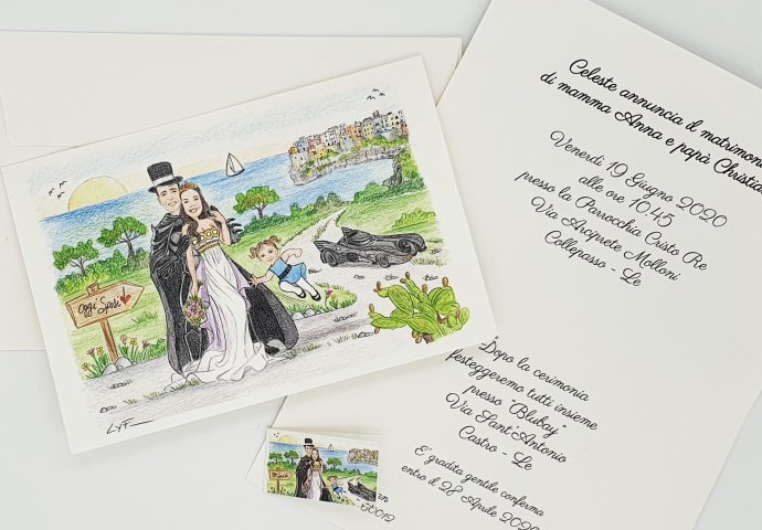 Partecipazione nozze standard apertura basso alto con disegno caricatura fedele di sposi con figlioletta in costume.