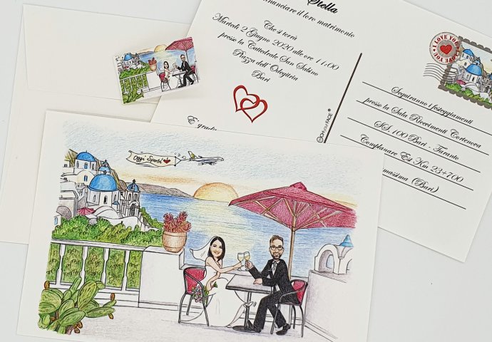 Partecipazione nozze stile cartolina con disegno caricatura fedele di sposi che brindano seduti ad un tavolino su una terrazza che si affaccia sul mare