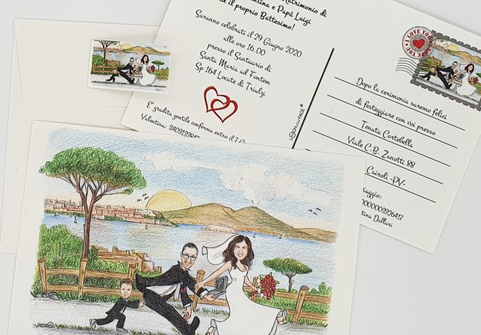 Partecipazione nozze stile cartolina con disegno caricatura fedele di sposa che trascina lo sposo spinto dal figlioletto. Nello sfondo il golfo di Napoli.