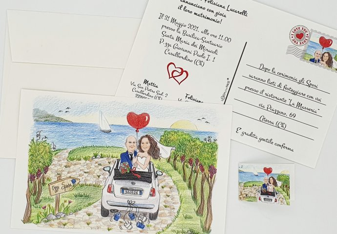 Partecipazione nozze stile cartolina con disegno caricatura fedele di sposi sul maggiolone che sfreccia in mezzo a filari di viti. Nello sfondo il mare.