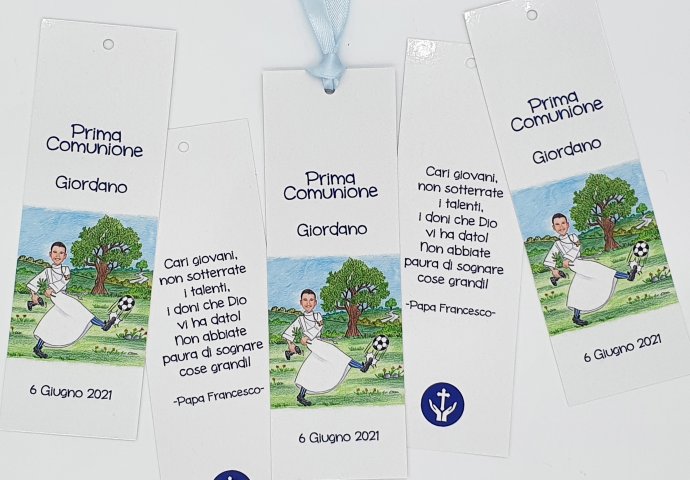 Segnalibro per comunione personalizzato con disegno in stile caricatura fedele di bambino che gioca a calcio. Nello sfondo un albero d'ulivo.
