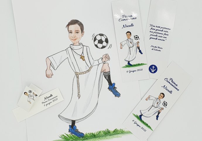 Segnalibro per comunione personalizzato con disegno in stile caricatura fedele di bambino che gioca a calcio. 