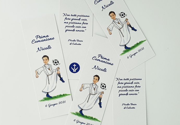 Segnalibro per comunione personalizzato con disegno in stile caricatura fedele di bambino che gioca a calcio. 