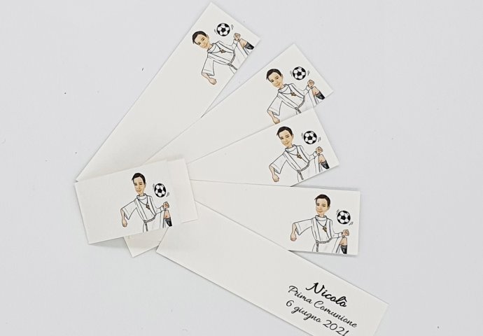 Bigliettino bomboniera personalizzato con stampa scenetta caricatura fedele di bambino che gioca a calcio