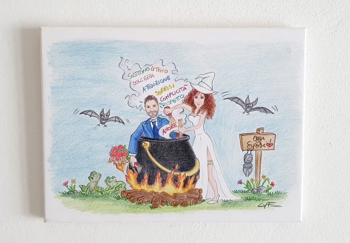 Tela 30X40 spessore 4cm con stampa disegno caricatura fedele di sposa vestita da streghetta che mescola il marito all'interno di un pentolone, rovesciando una pozione di parole d'amore.