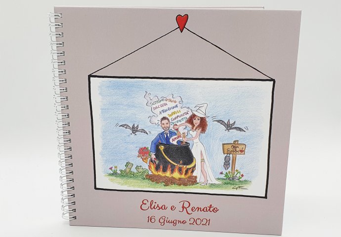Guest book con rilegatura a spirale e stampa disegno caricatura fedele di sposa vestita da streghetta che mescola lo sposo in un pentolone usando una pozione d'amore.