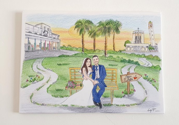 Tela 60x80 spessore 2cm con stampa disegno caricatura fedele di sposi teneramente seduti su una panchina nel piazzale del posto in cui si sono conosciuti. Nello sfondo la chiesa.