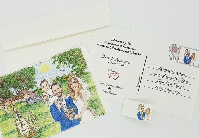 Partecipazione nozze stile cartolina con disegno caricatura fedele di sposi con figlioletta che saluta con ramo di ulivo tra le mani. Nello sfondo un albero di ulivo.