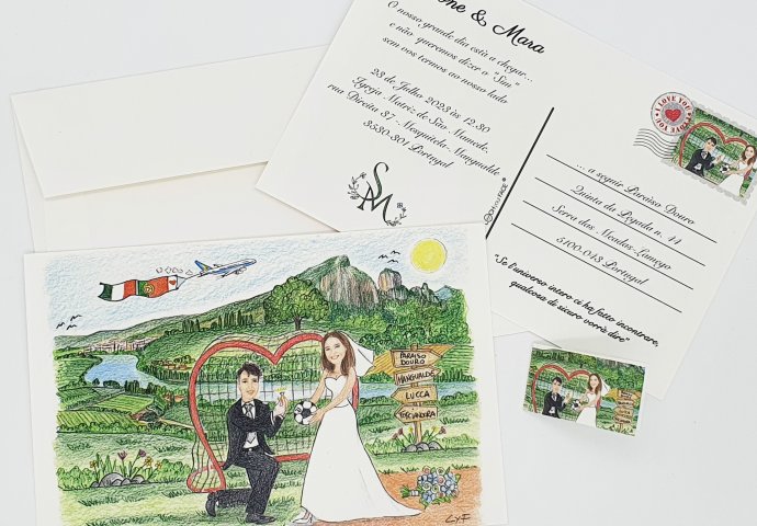 Partecipazione nozze stile cartolina con disegno caricatura fedele di sposo che si dichiara alla sposa davanti ad una rete da calcio a forma di cuore.