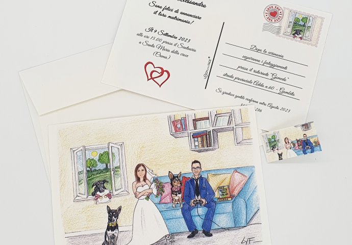 Partecipazione nozze stile cartolina con disegno caricatura fedele di sposo seduto sul divano che gioca con la Playstation, mentre la sposa attende con impazienza. Nella stanza ci sono anche gli amici a 4 zampe.