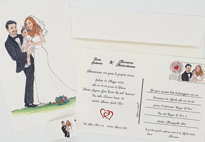 Partecipazione nozze stile cartolina con disegno caricatura fedele di sposi che sorreggono insieme la loro figlioletta