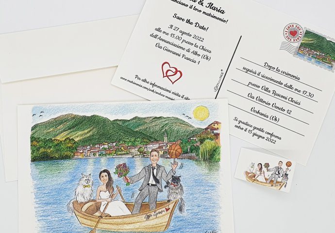Partecipazione nozze stile cartolina con disegno caricatura fedele di sposi sulla barchetta insieme ai loro amici gatti