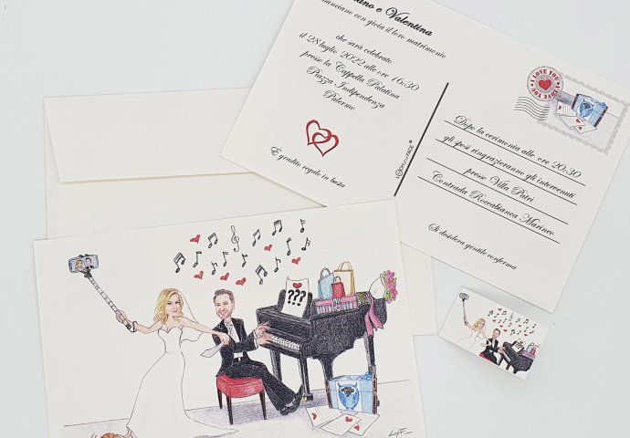 Partecipazione nozze stile cartolina con disegno caricatura fedele di sposa che fa un selfie al suo sposo mentre suona il pianoforte.