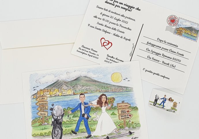 Partecipazione nozze stile cartolina con disegno caricatura fedele di sposa che tira lo sposo per la cravatta mentre vorrebbe scappare sulla vespa. 