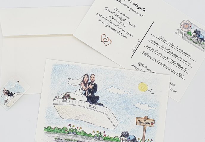 Partecipazione nozze stile cartolina con disegno caricatura fedele di sposi su un materasso volante mentre li attende il loro amico a 4 zampe.