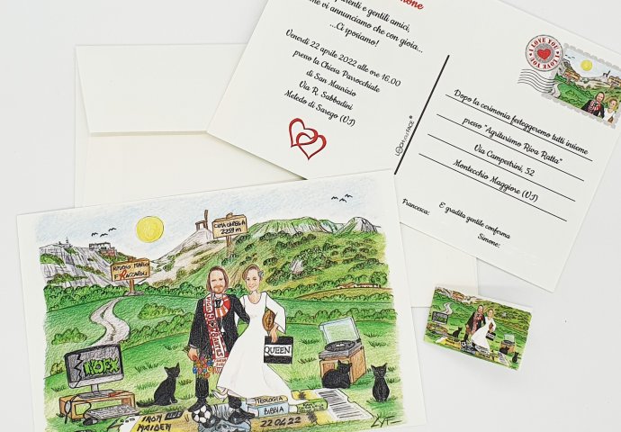 Partecipazione nozze stile cartolina con disegno caricatura fedele di sposi abbracciati sul biglietto degli Iron Maiden, insieme ai loro gatti. Nello sfondo un paesaggio montano.