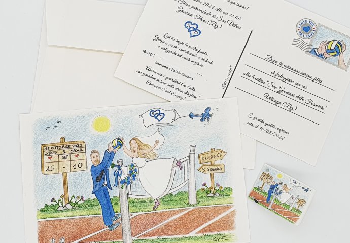 Partecipazione nozze stile cartolina con disegno caricatura fedele di sposi che giocano a pallavolo. La sposa schiaccia la palla mentre lo sposa cerca di fare muro.