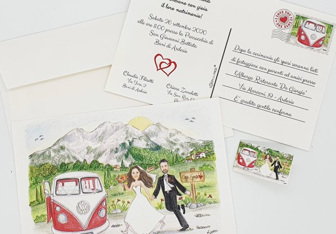 Partecipazione nozze stile cartolina con disegno caricatura fedele di sposi che corrono mano nella mano verso il furgoncino della volkswagen. Nello sfondo le montagne.