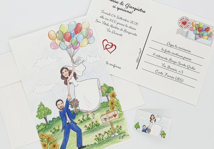 Partecipazione nozze stile cartolina con disegno caricatura fedele di sposo che cerca di far atterrare la sposa sospesa da un gruppo di palloncini colorati. 