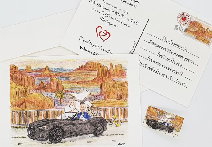 Partecipazione nozze stile cartolina con disegno caricatura fedele di sposi che sfrecciano nella loro macchina nera attraversando il Gran Canyon.