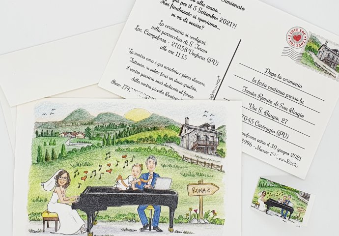 Partecipazione nozze stile cartolina con disegno caricatura fedele di sposa che suona il pianoforte a coda mentre lo sposo è al computer e la figlioletta cerca di distrarlo. Nello sfondo la loro casa di montagna.