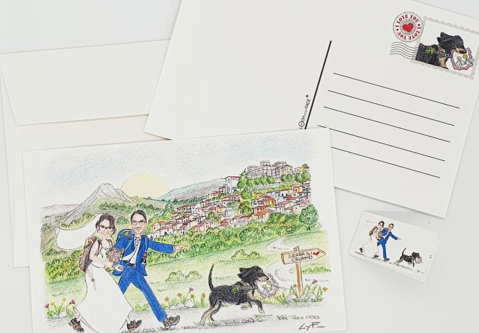 Partecipazione nozze stile cartolina con disegno caricatura fedele di sposi che corrono con zaino in spalla insieme al loro amico a 4 zampe. Nello sfondo le montagne.