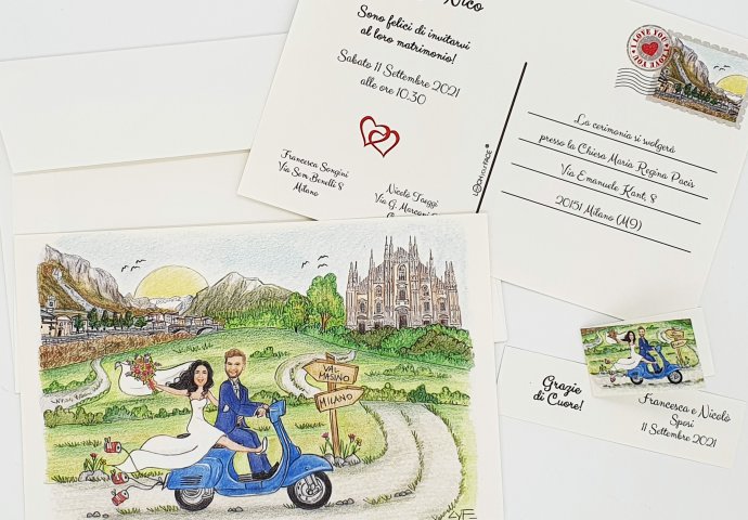 Partecipazione nozze stile cartolina con disegno caricatura fedele di sposi in vespa che sfrecciano verso il Duomo di Milano. Sul lato sinistra le montagne.