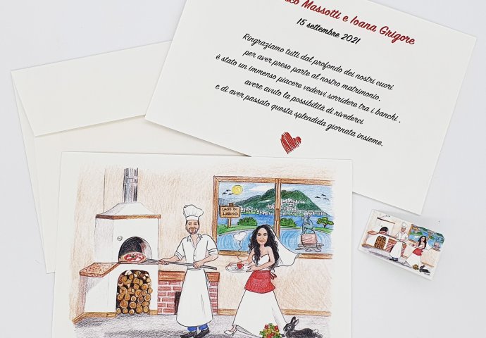 Partecipazione nozze stile cartolina con disegno caricatura fedele di sposo che cucina la pizza e la sposa che gli porta il caffe.