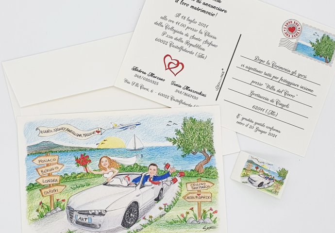 Partecipazione nozze stile cartolina con disegno caricatura fedele di sposi che sfrecciano in auto. Nello sfondo il mare, gli ulivi e un aereo con lo striscione e il nome dei paesi da visitare.