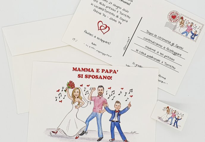 Partecipazione nozze stile cartolina con disegno caricatura fedele di sposi e figlioletto che ballo stile la febbre del sabato sera.
