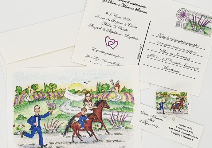 Partecipazione nozze stile cartolina con disegno caricatura fedele di sposa che corre a cavallo con il figlioletto mentre il marito cerca di raggiungerli. Nello sfondo campi di lavanda.