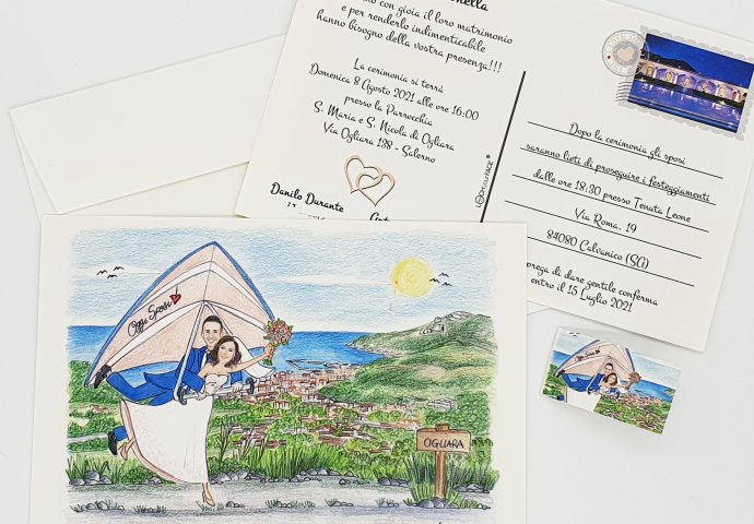 Partecipazione nozze stile cartolina con disegno caricatura fedele di sposi che scendono con il deltaplano. Nello sfondo il mare.
