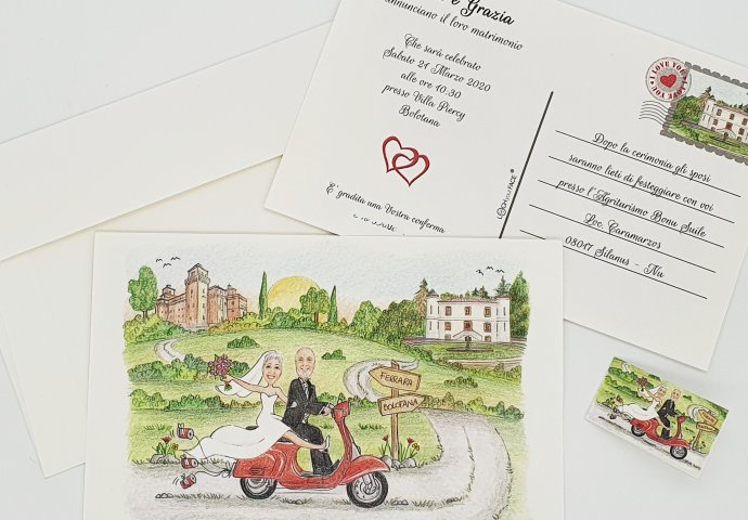 Partecipazione nozze stile cartolina con disegno caricatura fedele di sposi sulla loro vespa rossa che sfrecciano. Nello sfondo Villa Piercy a Ferrara Bolotana