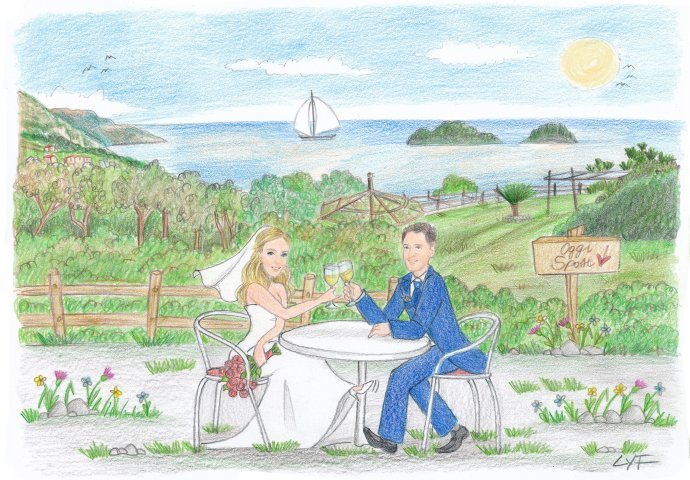 Disegno caricatura fedele di sposi seduto ad un tavolino che brindano. Nello sfondo la Costiera Amalfitana e isolotti Li Galli.
