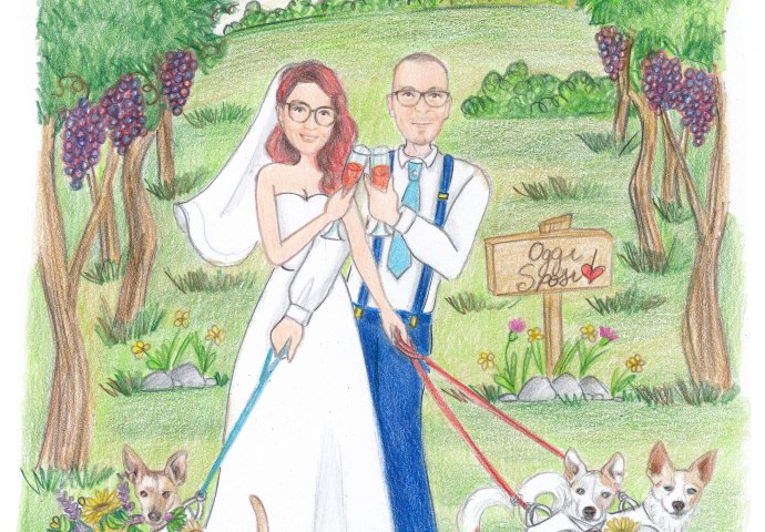 Disegno caricatura fedele di sposi che brindano con un calice di vino rosso mentre tengono i loro tre cagnolini al guinzaglio. Nello sfondo filari di vigna in una giornata di sole.