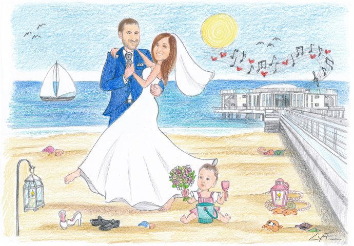 Disegno caricatura fedele di sposi che ballano in spiaggia insieme alla figlioletta che tiene il bouquet e gioca con il secchiello. Nello sfondo si vede il Ristorante Acqua Pazza a Senigallia.