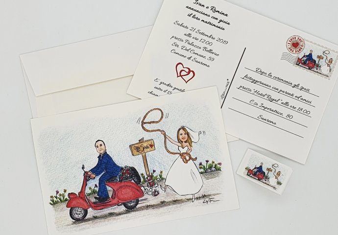 Partecipazione nozze stile cartolina con disegno caricatura fedele di sposa che cerca di prendere con il lazzo lo sposa che scappa su una vespa rossa.