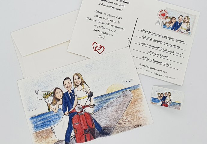 Partecipazione nozze stile cartolina con disegno caricatura fedele di sposi con la figlia, su una vespa rossa. Nello sfondo, il mare.